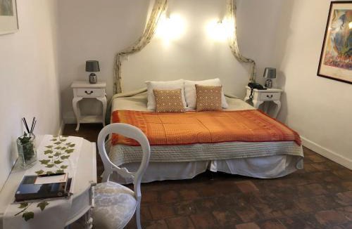 Collias House | LA MAISON D'ÔRÉ - Billard, fléchettes, cheminée