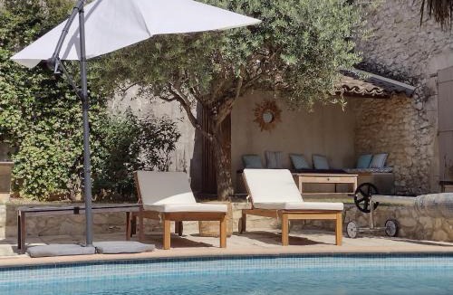 Saint-Genies-de-Malgoires House | La Maison Des Autres, piscine chauffée, chambres d'hôtes proches Uzès, Nîmes, Pont du Gard, Table d'hôtes d'octobre à fin avril sur réservation