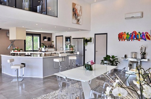 Chateaurenard House | La Villa De Notre Dame