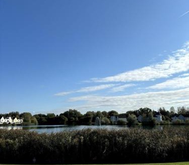 South Cerney Cabin | Lakefront Lodge w SUP & Fishing Access Cotswolds