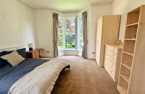 Seisdon House | Large 5-Bed Home with 2 Baths Free Parking