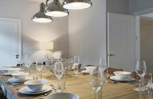 Barnt Green House | Large Luxury Home in Solihull - Sleeps 14 near NEC & BHX
