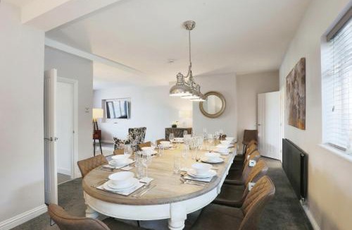 Barnt Green House | Large Luxury Home in Solihull - Sleeps 14 near NEC & BHX