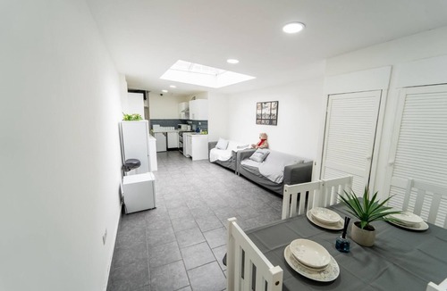 Selly Oak Apartment | Large studio 10 minute train journey to the city!