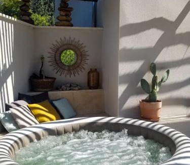 Balazuc Apartment | Le 180 à Balazuc - Vue exceptionnelle sur les Gorges de l'Ardèche & Jacuzzi