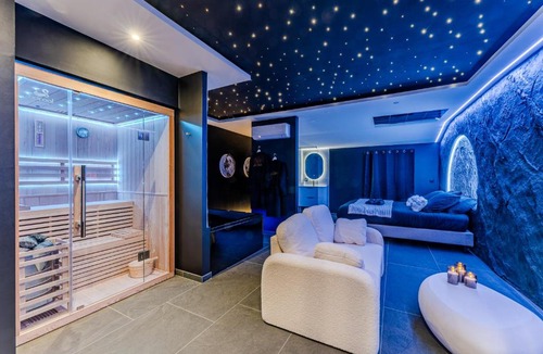 Lesparre-Medoc Hotel | Le Céleste - Suite romantique immersive climatisée, sauna et spa privatif