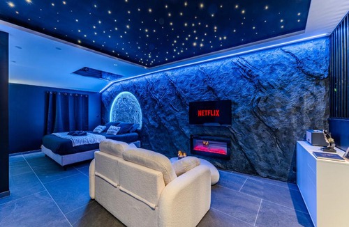 Lesparre-Medoc Hotel | Le Céleste - Suite romantique immersive climatisée, sauna et spa privatif