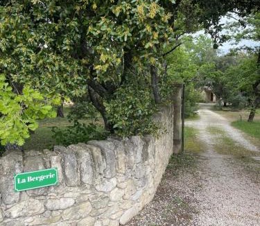 Grignan Bed & Breakfast | Le cabanon de la bergerie
