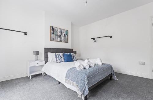 Oadby House | Leicester Central 4BR Home - Garden - Sleeps 10