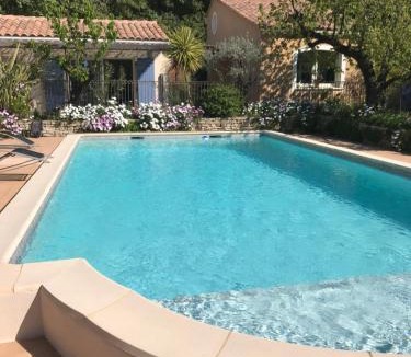 Eyragues House | Les Hauts d'Eyragues gîte Aigue Marine Meublé classé 4 étoiles