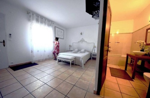 Les 3 Ponts Bed & Breakfast | LES HUPPES Guest rooms nestled in the heart of the garrigue with swimming pool