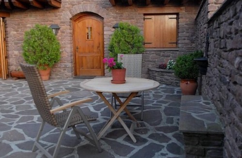 Llagunes Cottage | lo pallé de lime bosch magnificent Pyrenees cottage 12 km from Sort