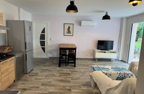 Plan-d'Orgon Apartment | Lodging in the middle of the meadows (Alpilles, Eygalières, Provence), pets welcome