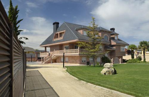 Nava de la Asuncion House | Los Olivos