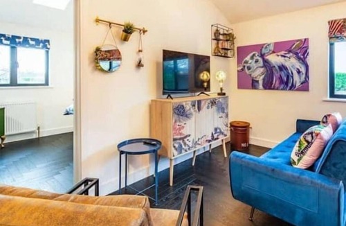 Sutton Valence House | Lottie's Luxurious Lodge, Dogs Welcome, Parking