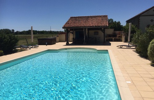 Castelnau-Riviere-Basse Cottage | Luxurious, charming detached 4 star tourisme gite with swimming pool& jacuzzi