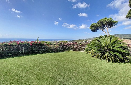 Cabrils Villa | Luxurious 5-bedroom villa with WiFi, AC in enchanting Cabrils