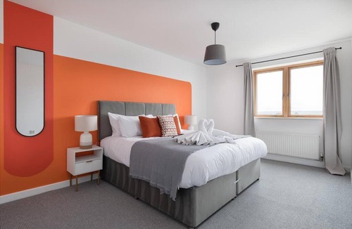 Milton Keynes Apartment | Luxury 2 bed, Central, Free Parking, Smart TV By Valore Property Services