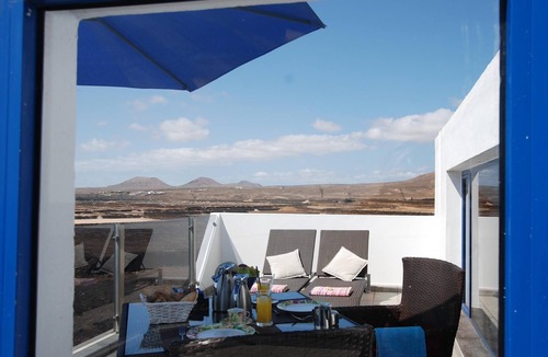 Los Cocoteros Apartment | Luxury apartment next to the ocean!