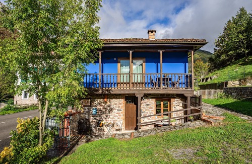 Precendi House | Luxury Cabin with Jacuzzi by the Sella River and Picos de Europa