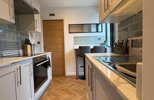 Severn Beach Apartment | Luxury Studio Apartment- Sleeps 2 -Patio- Parking