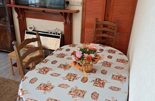 Seven Kings House | Luxury super double bedroom London Seven Kings Train station