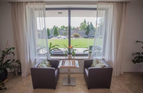 Cestlice Villa | Luxury villa near Prague with pool and tennis court