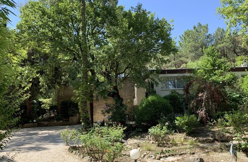 Saint-Paul-Trois-Chateaux Villa | Magnificent architect-designed pool house and large swimming pool in wooded grounds