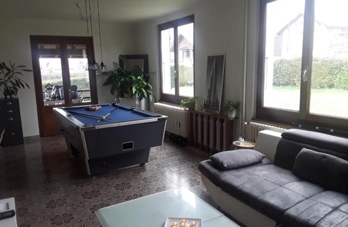 Chevry Villa | Maison a la frontière suisse avec jacuzzi ,billard