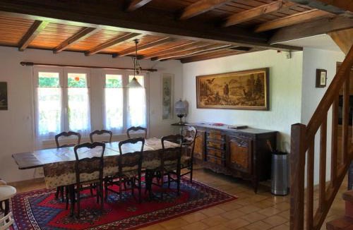Marigny House | Maison/Gîte familial dans le Jura à 200m du lac avec piscine privée