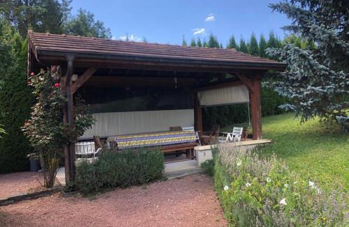 Marigny House | Maison/Gîte familial dans le Jura à 200m du lac avec piscine privée