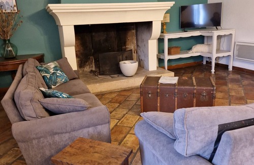 Arles Apartment | MANADE BLANC, Gîte for 9 PEOPLE