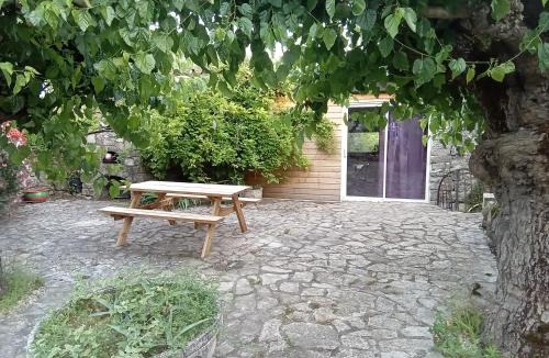 Saint-Andre-de-Cruzieres Apartment | Mas de la berlusiere chambres d hotes en ardeche du sud