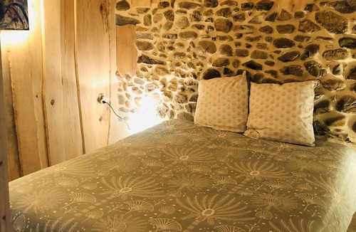 La Barthe-de-Neste Bed & Breakfast | Mixed dormitory at the hostel for groups or families of up to 8 people.