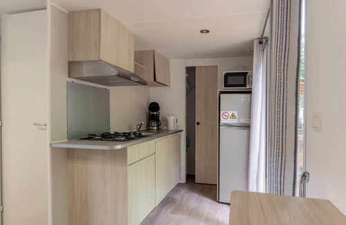 Lavilledieu House | Mobile Home 'Confort B - 1-6 Pers' with Shared Pool, Private Terrace and Shared Garden