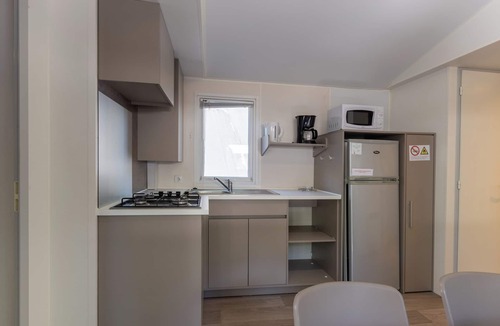 Lavilledieu House | Mobile Home 'Mobil-home Confort B - 1-8 Pers' with Shared Pool and Shared Garden