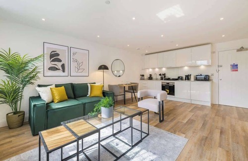 Gravesend Apartment | Modern 1BR Flat Gravesend w/Parking – Sleeps 2
