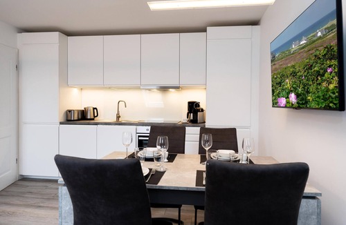 Tinnum Apartment | Modern 3-room app. for 4 pers. with parking space, WLAN, Nespresso machine.