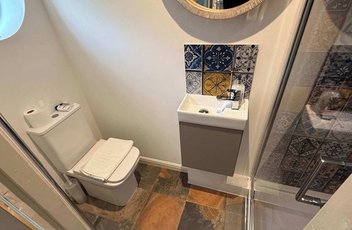 Bicester Apartment | Modern Bicester Studio Self-Contained with Parking