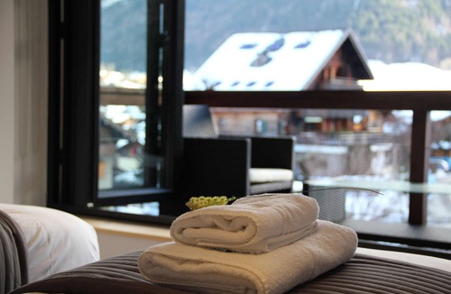 Morzine Ski Chalet | Modern Centrally located chalet, wifi, hot-tub and log fire