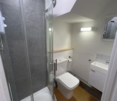 Milton Keynes Apartment | Modern Cosy Studio - Easy Access - Workspace - Parking