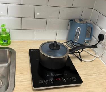 Milton Keynes Apartment | Modern Cosy Studio - Easy Access - Workspace - Parking