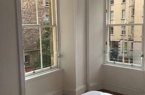 Old Town Apartment | Modern flat with Nice Views by the Royal Mile