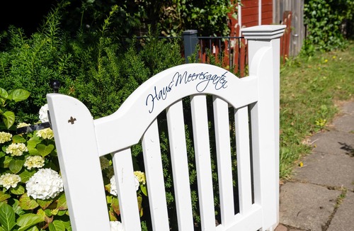 Tinnum House | Modern house for 6 pers. with terrace, parking space, WLAN, pets allowed.