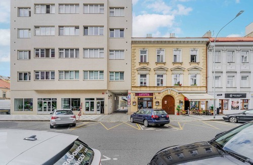 Karlin Apartment | Modern Loft with Balcony Close to City Center