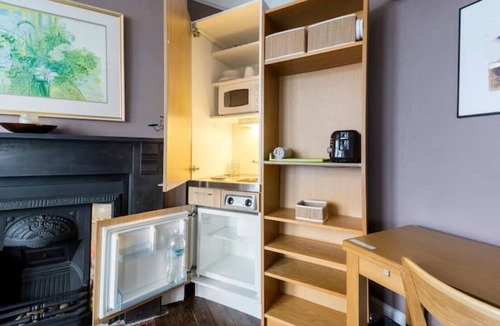 Bowes Apartment | Modern Private Studio Room