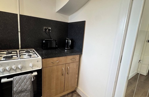 Dudley House | Modern Spacious Home/Contractor Friendly/LUXE