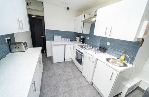Selly Oak Apartment | Modern Studio 10 mins on train to City!