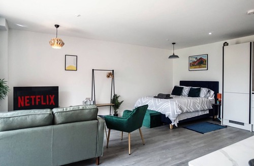 Hemel Hempstead Apartment | Modern studio 30 minutes to London w/free parking