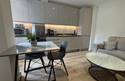 Barnt Green Apartment | Modern Studio in Central Solihull near NEC